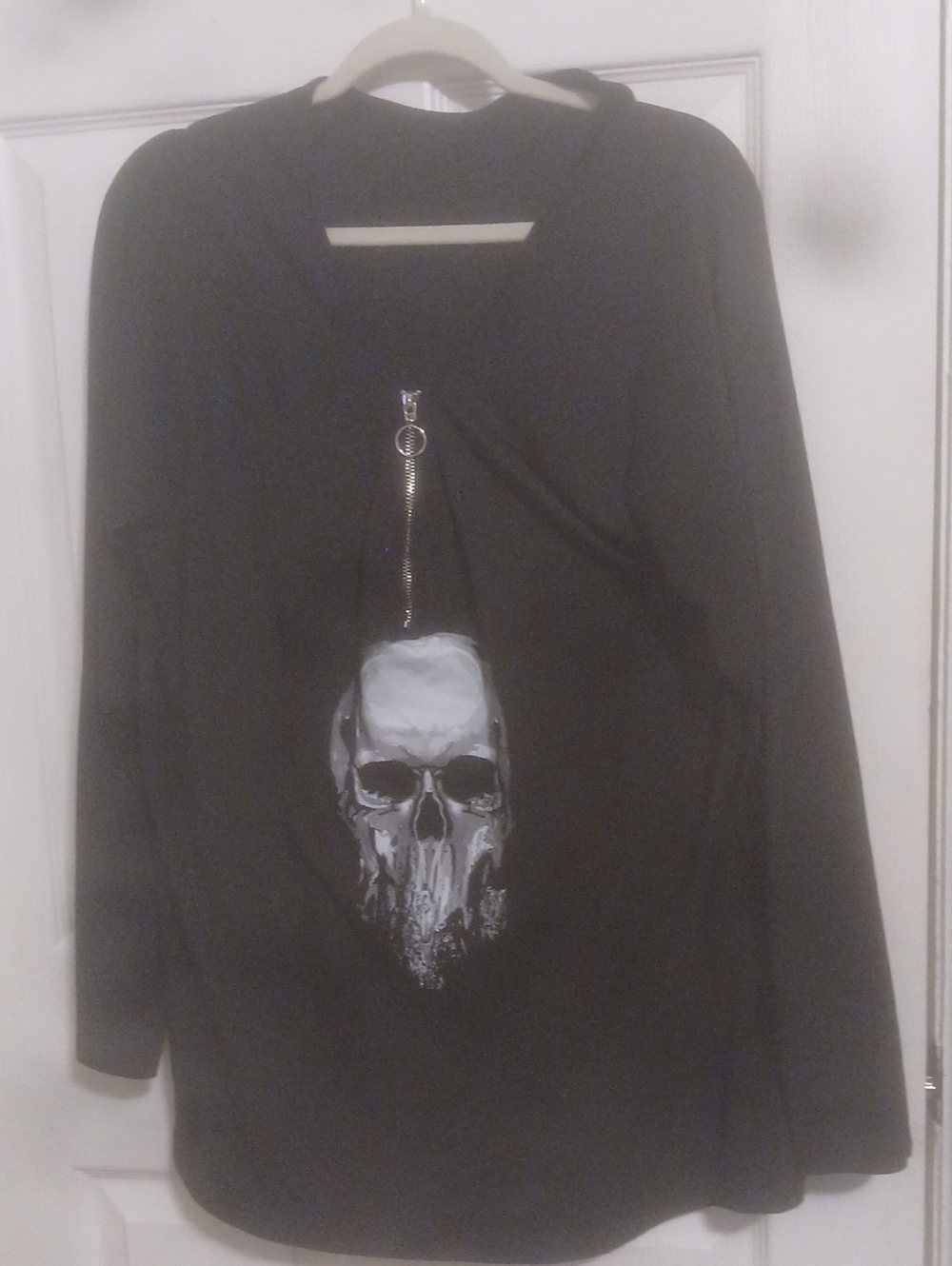 Black Men's Long-Sleeve Hoodie with Skull Graphic